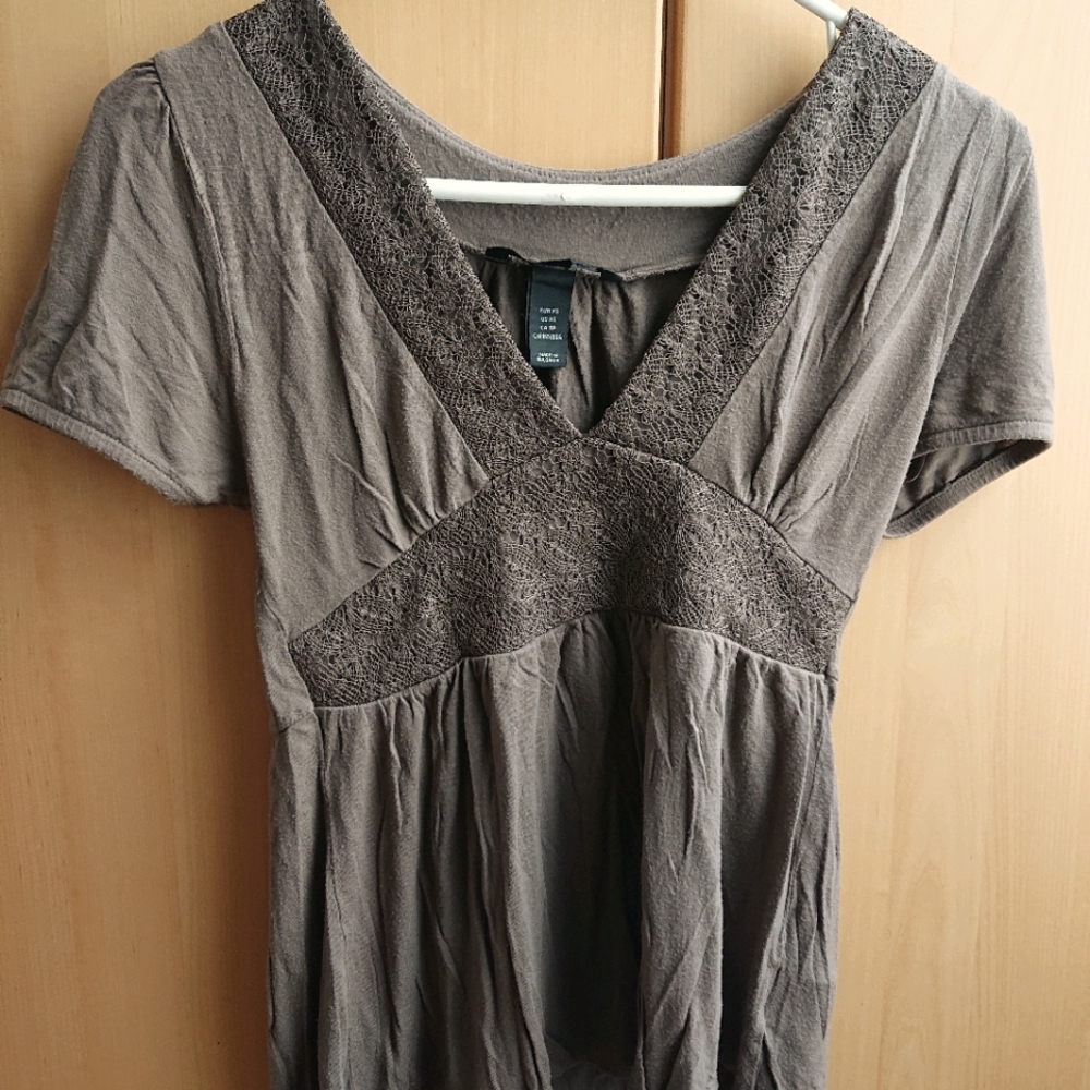 Flowy t-shirt with lace details